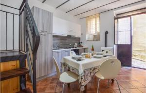 kuchnia i jadalnia ze stołem i krzesłami w obiekcie 2 Bedroom Amazing Home In Tusa w mieście Tusa +11 zdjęć