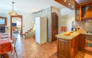 Η κουζίνα ή μικρή κουζίνα στο Amazing Home In Luino With 2 Bedrooms