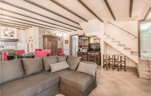 ein Wohnzimmer mit einem Sofa und einer Treppe in der Unterkunft Olivi in Catino