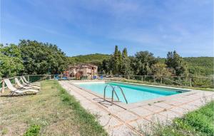 una imagen de una piscina en una casa en Camberotti Casale, en Sassetta