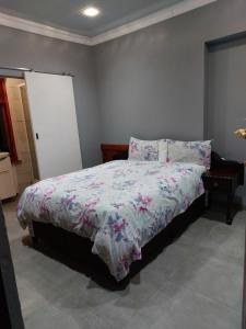 Łóżko lub łóżka w pokoju w obiekcie Luvuyos Guest House Pmb