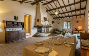 comedor con mesa y chimenea en Casa Di Caccia, en Case Riminino