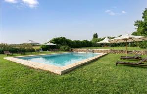 una piscina con 2 sillas y una sombrilla en Casa Di Caccia, en Case Riminino