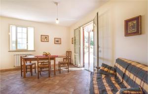 een woonkamer met een tafel en stoelen en een bank bij Casa Sardina in Mandra Capreria