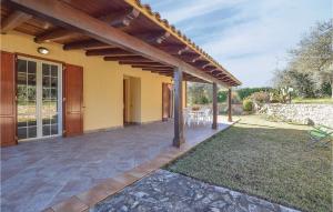 een patio van een huis met een houten pergola bij Casa Sardina in Mandra Capreria