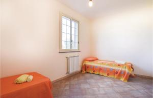 een kamer met 2 bedden en een raam bij Casa Sardina in Mandra Capreria
