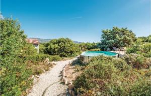 einen Weg, der zu einem Schwimmbad auf einem Hügel führt in der Unterkunft Mare Dei Ginepri Bilocale in Badesi + 15 Fotos