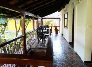 un balcón de una casa con mesa y sillas en WelcomHeritage Panjim Pousada, en Panaji