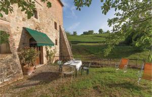 a table and chairs in front of a building at Il Mulino Di Tresa in Montepulciano