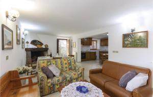 - un salon avec un canapé et une table dans l'établissement Casa Fiorini, à Sassalbo