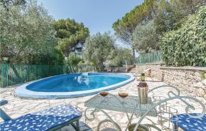 uma pequena piscina com mesa e cadeiras em Beautiful Home In San Vito Di Narni Tr With Kitchen em San Vito