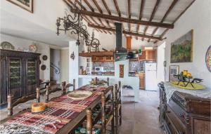 En restaurang eller annat matställe på Beautiful Home In San Vito Di Narni Tr With Kitchen