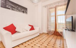 Caramagna LigureにあるVilla Gemmaのリビングルーム(白いソファ、テレビ付)