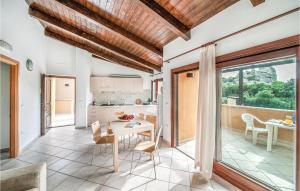 a kitchen and dining room with a table and chairs at Amazing Apartment In Trinitadagultu Ot With Kitchenette in Trinità d'Agultu e Vignola