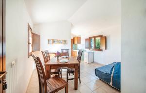 eine Küche und ein Esszimmer mit Tisch und Stühlen in der Unterkunft Li Scalitti 2 in Badesi + 12 Fotos