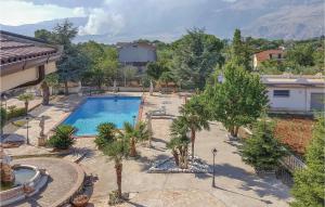 una piscina in un cortile con palme di Villa Parco Del Monte a Cassano al Ionio