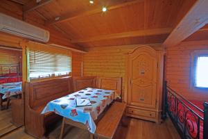 Camaret-sur-AiguesにあるLa Lavandeの木製の部屋にベッド1台が備わるベッドルーム1室があります。
