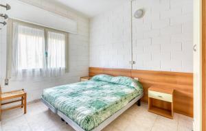 - une chambre avec un lit et une fenêtre dans l'établissement Cabianca 2, à Rosolina Mare