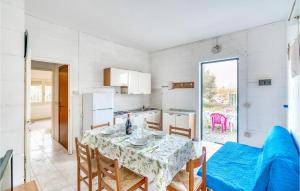- une cuisine et une salle à manger avec une table et des chaises dans l'établissement Cabianca 2, à Rosolina Mare