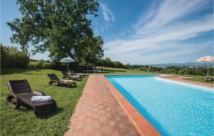 una piscina con sillas y sombrillas junto a en Poggiomelo, en Piemonte