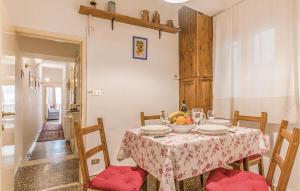 un comedor con una mesa con un bol de fruta. en Beautiful Apartment In Firenze With Kitchen en Florencia