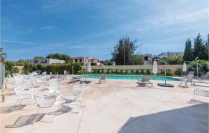 un grupo de sillas y una piscina en Nice Apartment In San Cataldo With Wifi, en San Cataldo