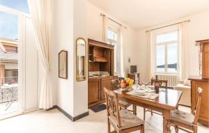 eine Küche und ein Esszimmer mit einem Tisch und Stühlen in der Unterkunft Tulipano in San Michele di Pagana