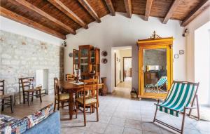 - un salon avec une table et des chaises en bois dans l'établissement Casa Olivella, à Cannizzara