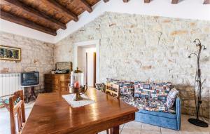 - un salon avec une table en bois et un canapé dans l'établissement Casa Olivella, à Cannizzara