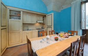 A kitchen or kitchenette at 1 Bedroom Awesome Apartment In Lecce Le