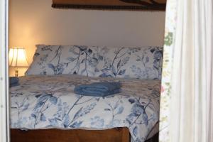 una camera con un letto con una coperta blu e bianca di Glenlyon Dam Holiday Cottage & Farmstay a Stanthorpe