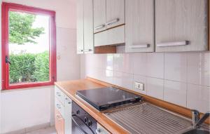 Een keuken of kitchenette bij 2 Bedroom Cozy Apartment In Botricello