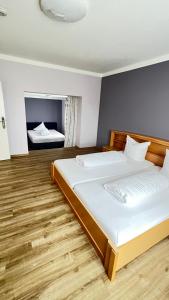 1 Schlafzimmer mit 2 Betten in einem Zimmer in der Unterkunft Hotel am Kirschberg in Alten Buseck
