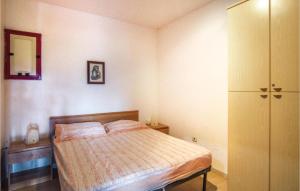 ein kleines Schlafzimmer mit einem Bett und einer Kommode in der Unterkunft 2 Bedroom Cozy Apartment In Botricello in Botricello