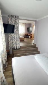 Una cama o camas en una habitación de Hotel am Kirschberg