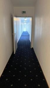 Alten Buseck的住宿－Hotel am Kirschberg，走廊,带走廊长度的办公大楼的走廊