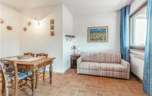 ein Wohnzimmer mit einem Tisch und einem Sofa in der Unterkunft Casa Scala in Braccagni