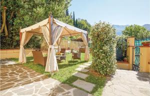 um gazebo com mesas e cadeiras num jardim em La Casa Dei Ricci em Camaiore