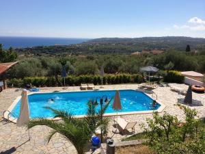 una piscina con vista sull'oceano di Manolia Studios a Trapezaki Altre 37 foto