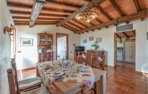 een keuken en eetkamer met een tafel en stoelen bij Casa Leo in Casa SantʼEugenia