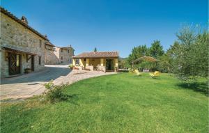 a large yard with a house and a building at Proust in Canonica