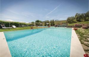 Una piscina con agua azul en un patio. en Ginevra - Podere Moricci, en Montaione