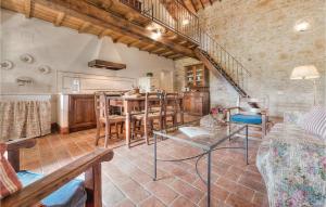 Una sala de estar con una mesa y una cocina. en Ginevra - Podere Moricci, en Montaione 14 fotos más