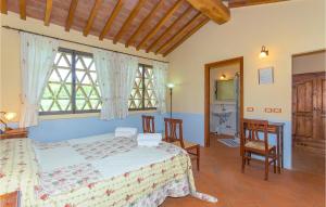 ein Schlafzimmer mit einem Bett und Stühlen in einem Zimmer in der Unterkunft La Casetta in Montepulciano