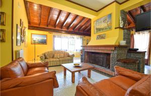 Elle comprend un salon doté d'un mobilier en cuir et d'une cheminée. dans l'établissement Villa Emeliarco, à Capaccio-Paestum