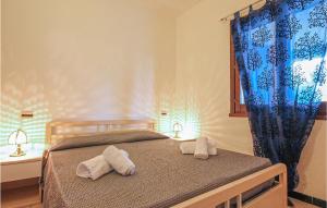 モンテ・ナイにあるBeautiful Apartment In Costa Rei -ca- With 2 Bedrooms And Wifiのベッドルーム1室(タオル付)