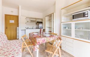 アルバ・アドリアティカにある12-a Bis Int, 21のキッチン(テーブル、椅子付)