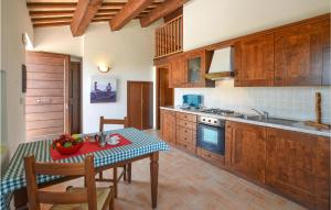 eine Küche mit einem Tisch und einer Obstschale darauf in der Unterkunft Villa Genny in Cingoli