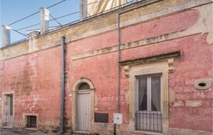 een oud gebouw van rode baksteen met een deur en een raam bij La Casa Di Marina 2 in Marittima