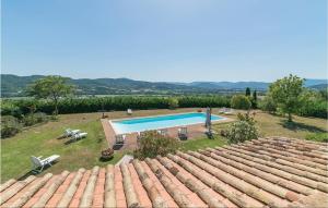 una vista exterior de una piscina en la parte superior de una casa en Amazing Home In Citt Di Castello Pg With Kitchen, en Monte Castelli